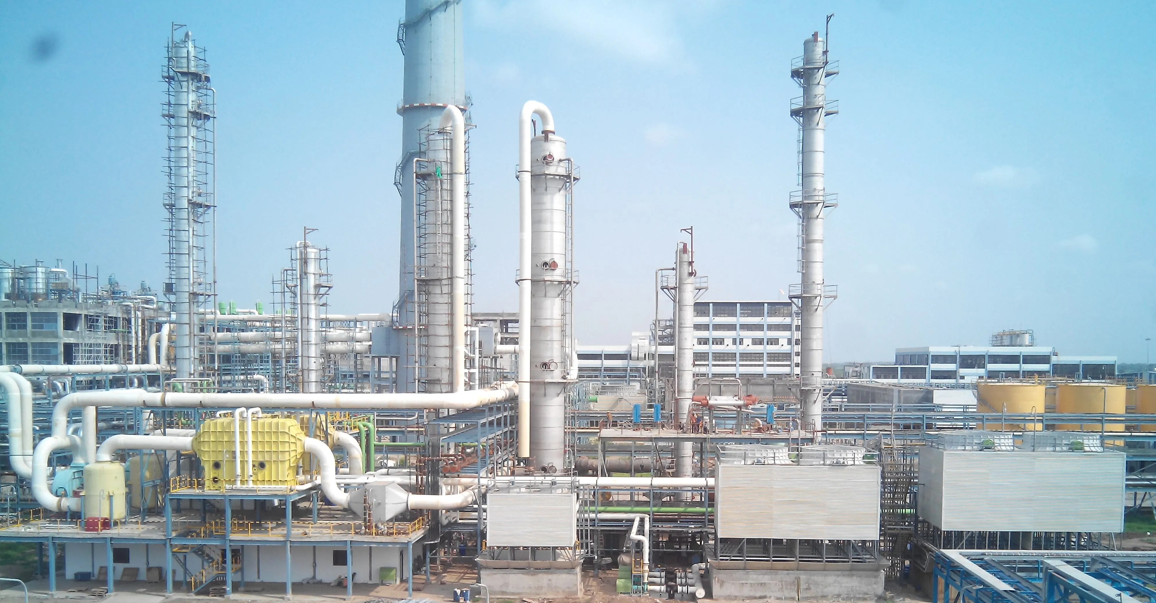 Carbon disulphide recovery plant with process units and piping